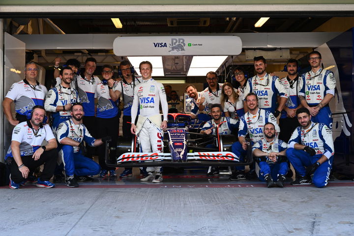 Liam Lawson celebra junto al equipo de Red Bull tras su elección.