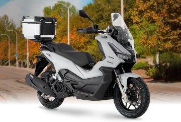 Vista lateral del Linhai ADV Buck 125 con detalles de equipamiento