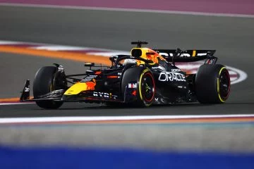 Max Verstappen sobrevive a una carrera de alteraciones y tensión para ganar en Qatar.