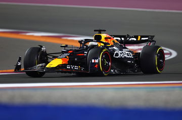 Max Verstappen sobrevive a una carrera de alteraciones y tensión para ganar en Qatar.