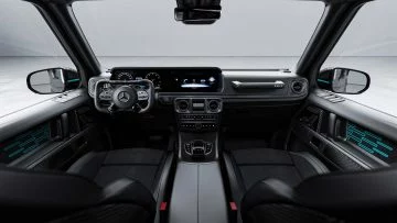 Interior del nuevo Mercedes Clase G, con detalles de lujo y tecnología avanzada.