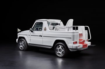 Mercedes Clase G modificado para usos papales, destaca su diseño exclusivo.