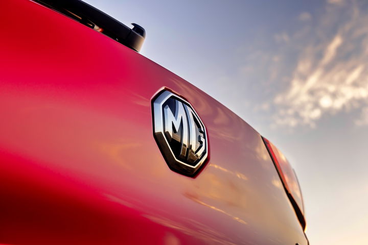 Logotipo del MG ZS, destacando su diseño moderno y atractivo.