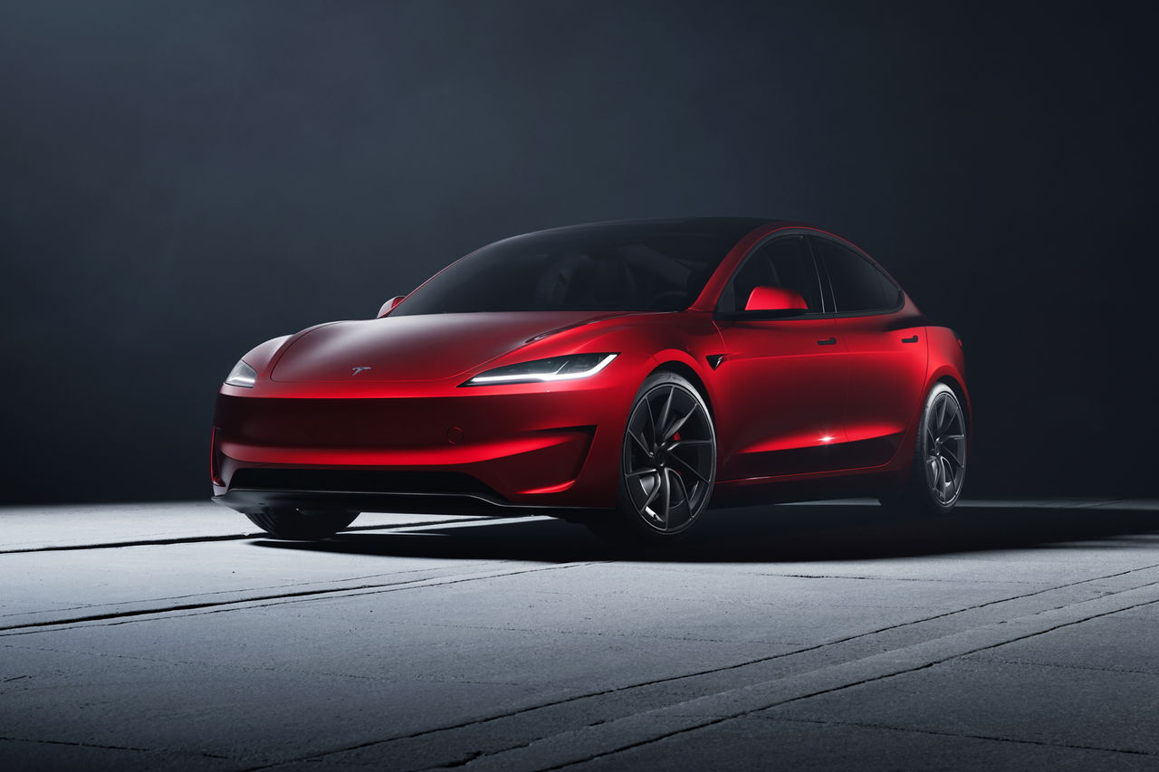 El coche más barato de Tesla presenta un diseño elegante y aerodinámico.