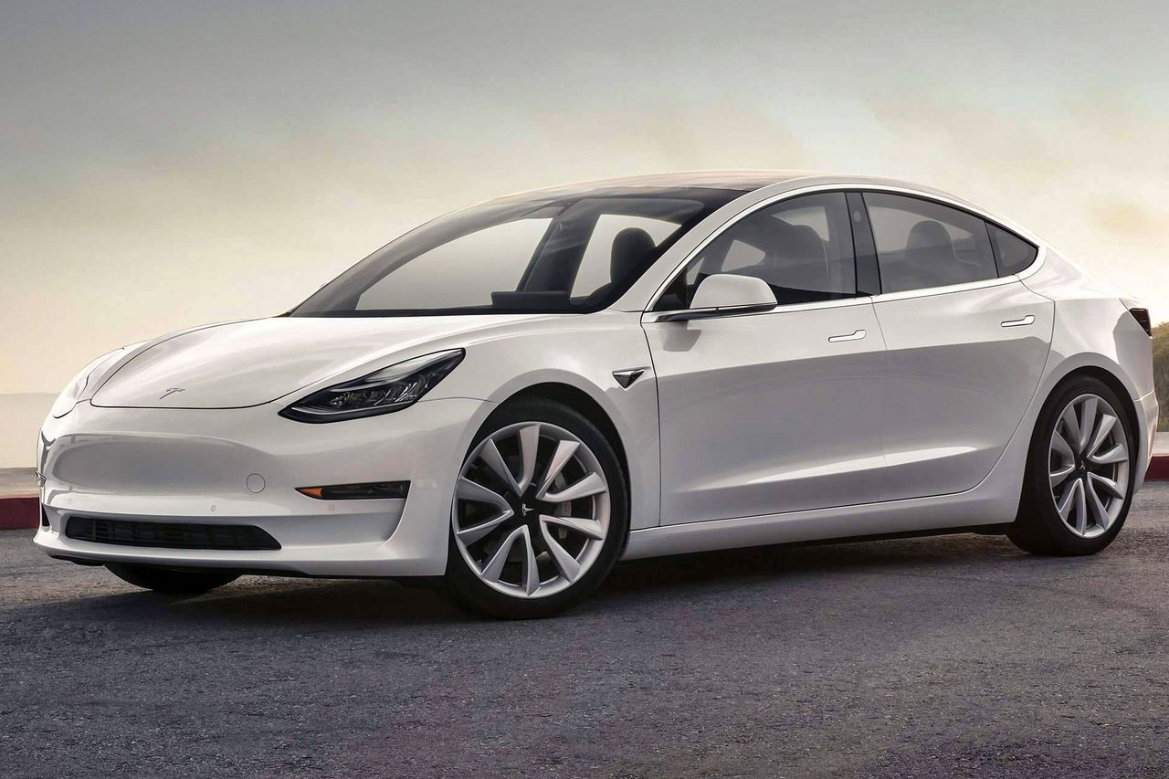 El Tesla Model 3 destaca por su diseño elegante y aerodinámico.