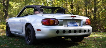 Vista trasera del Mazda MX-5, mostrando su diseño deportivo y compacto.