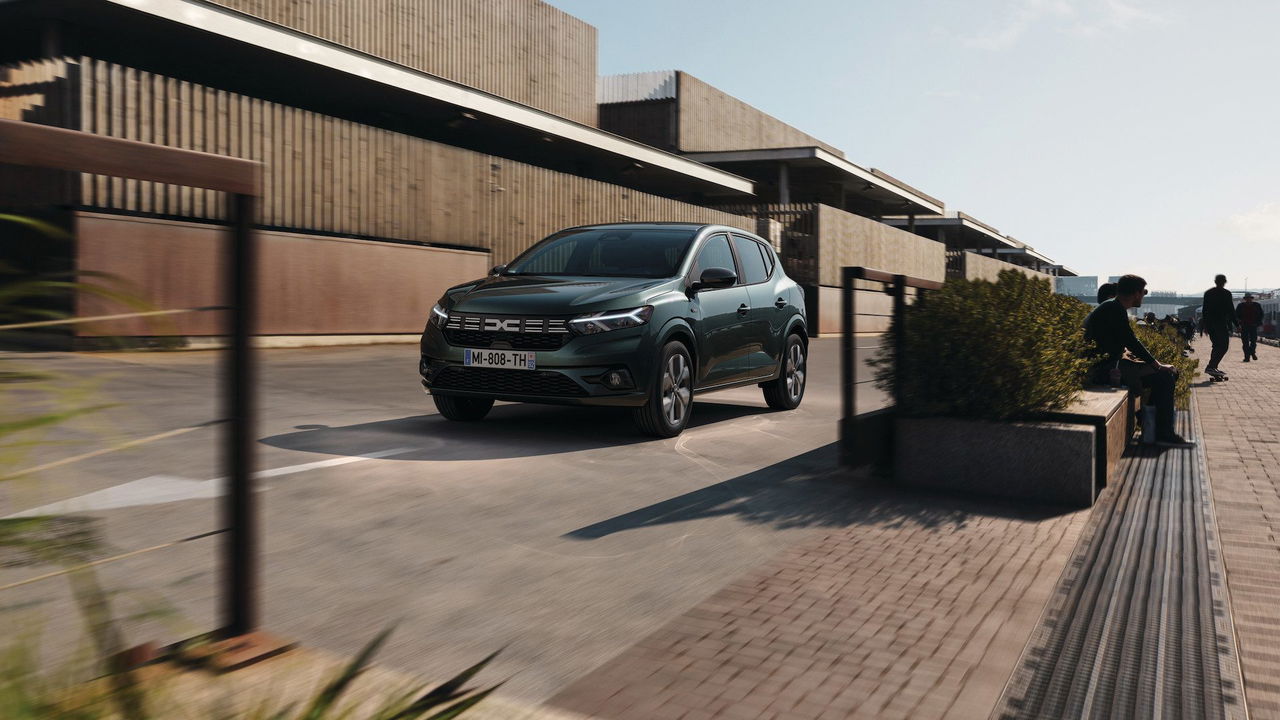 El Dacia Sandero destaca por su diseño funcional y etiqueta ECO, ideal para el uso urbano.