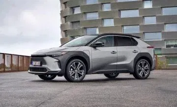 El Toyota bZ4X es un SUV eléctrico de diseño moderno y aerodinámico.