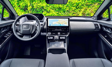 Interior del Toyota bZ4X, destacando su tecnología y diseño ergonómico.