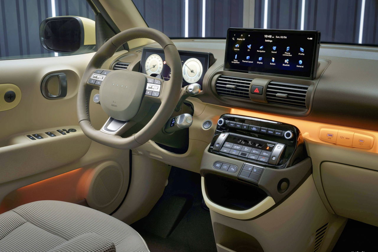 El interior del SUV ofrece comodidad y tecnología moderna.