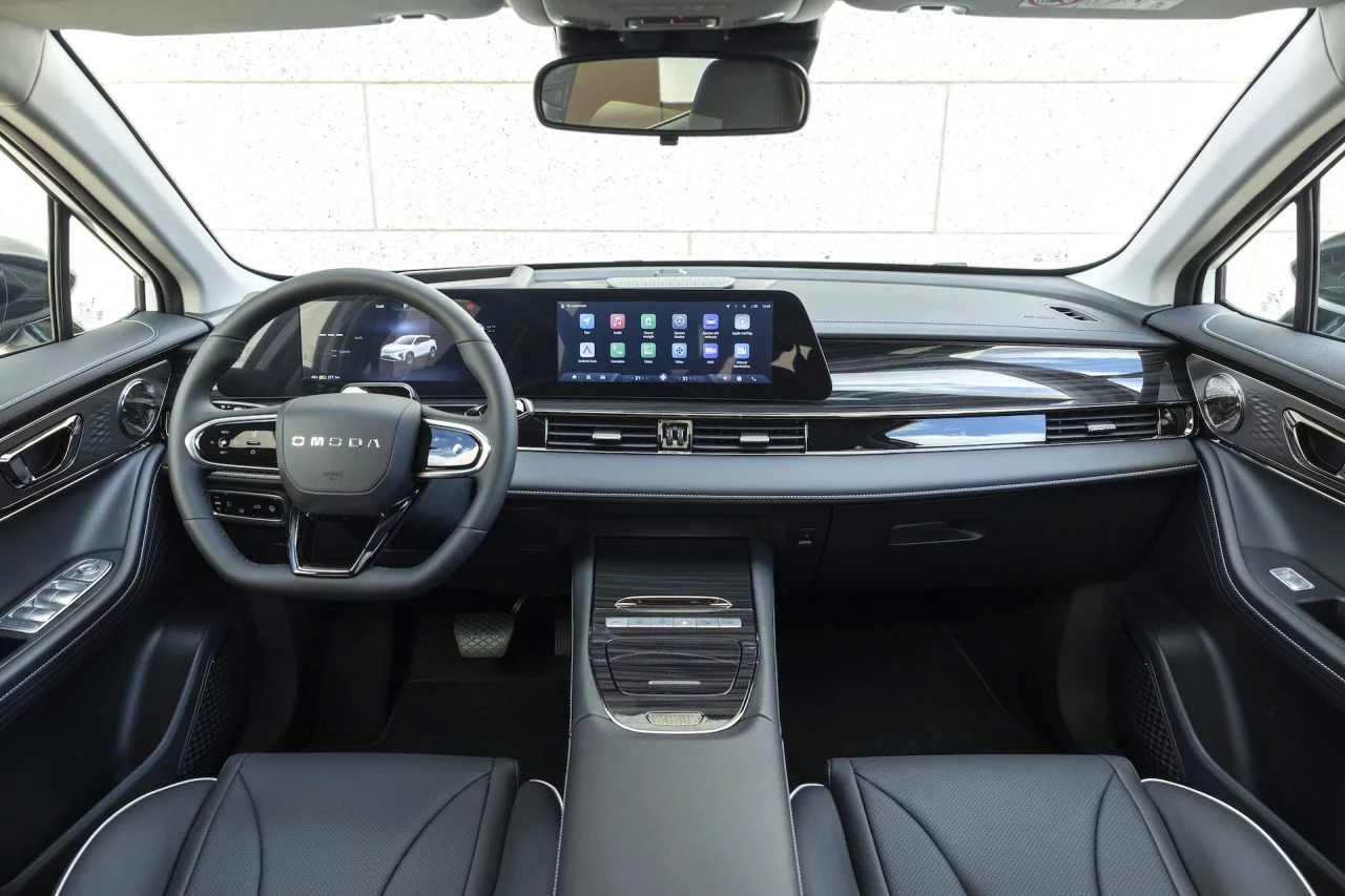 Interior moderno y tecnológico del Omoda 5, con display central y acabados de calidad.