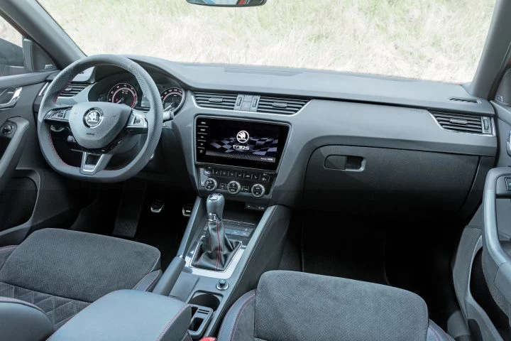 Espacio interior del Skoda Octavia Combi RS TDI, práctico y moderno.