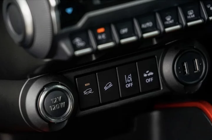 Controles de climatización del Suzuki Ignis, funcionalidad y diseño intuitivo.