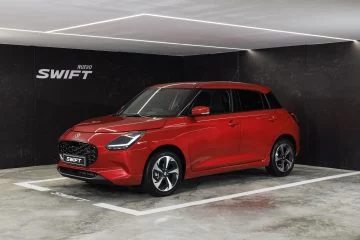 Suzuki Swift en un entorno contemporáneo, destacando su diseño atractivo.