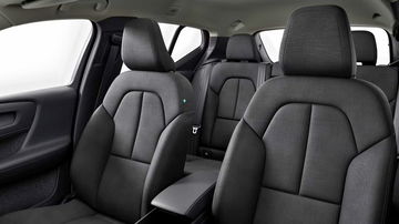 Cabina interior del Volvo XC40, con acabados de calidad y asientos ergonómicos. Ideal para viajes cómodos.