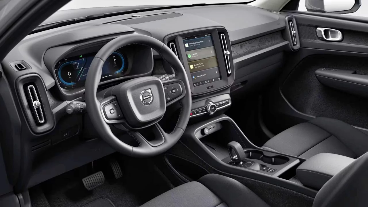 Vista del interior del Volvo XC40, con un diseño moderno y tecnológico.