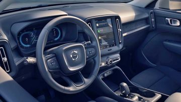 Interior moderno y funcional del Volvo XC40, con tecnología avanzada y comodidad.