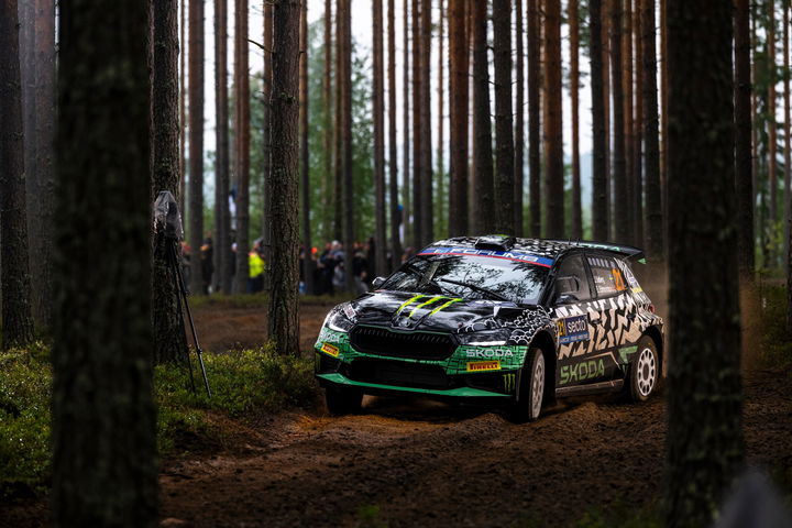 Oliver Solberg compite en su Škoda en un tramo forestal del WRC2.