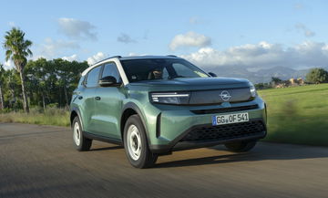 Impresionante vista lateral del Opel Frontera, un SUV de siete plazas práctico y robusto.