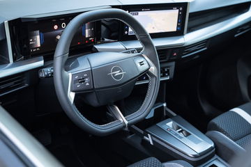 Interior del Opel Frontera, con diseño funcional y tecnología básica.