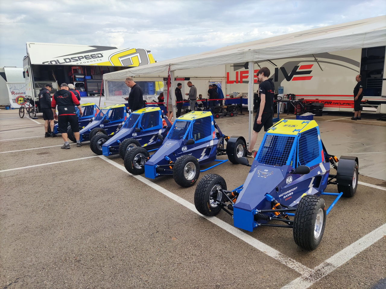 Conjunto de buggys preparados para la competición en el paddock.