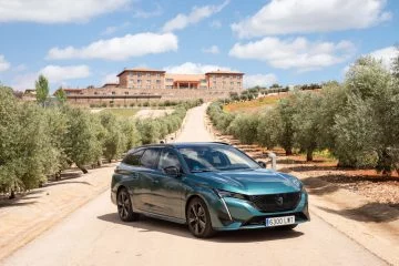 Nuevo Peugeot 308 SW 2024, diseño moderno y aerodinámico.