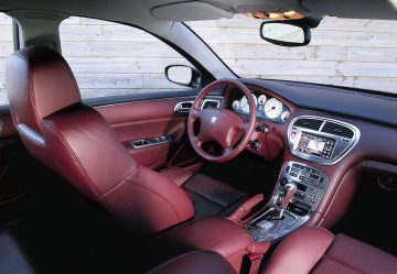 Interior del Peugeot 607 Pescarolo, destaca su diseño elegante y acabados de calidad.