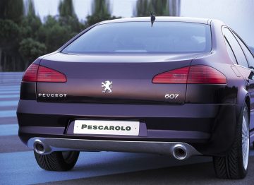 Vista trasera del Peugeot 607 Pescarolo Concept, destacando su diseño elegante.