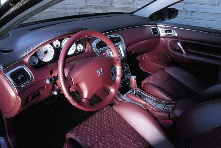 Interior del Peugeot 607 Pescarolo Concept, con acabados de lujo y diseño moderno.