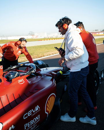 Carlos Sainz estudia los detalles del Ferrari en Fiorano.