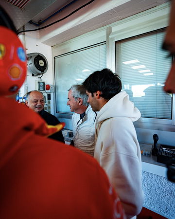 Carlos Sainz se prepara para probar su Ferrari en Fiorano.