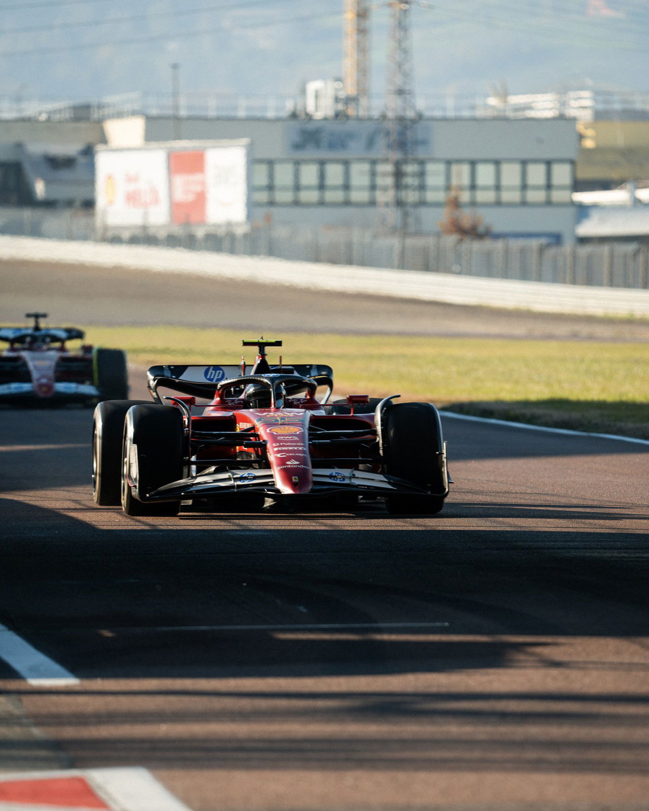 Carlos Sainz al volante del Ferrari en Fiorano, marcando su regreso a la Fórmula 1.