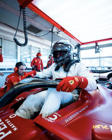 Carlos Sainz se prepara para rodar en el Ferrari en Fiorano, mostrando su destreza al volante.