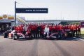 Carlos Sainz y el equipo Ferrari celebran su regreso a Fiorano con el nuevo monoplaza.