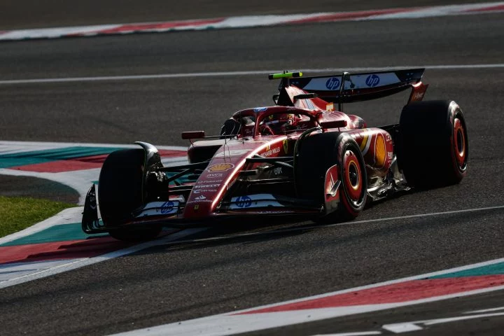 Los españoles brillan en Yas Marina con un Ferrari que deslumbra en la pista.