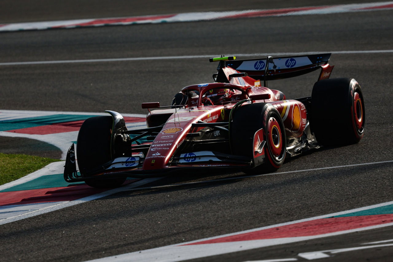 Los españoles brillan en Yas Marina con un Ferrari que deslumbra en la pista.