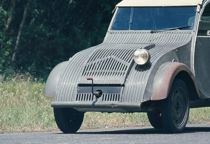 El Citroën 2CV primigenio muestra su singular diseño con un solo faro.