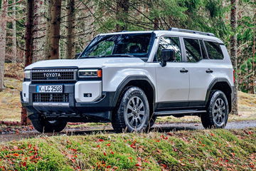 El nuevo Toyota Land Cruiser destaca por su robustez y elegancia en el diseño.