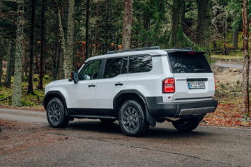 El nuevo Toyota Land Cruiser se presenta con un diseño robusto y elegante.