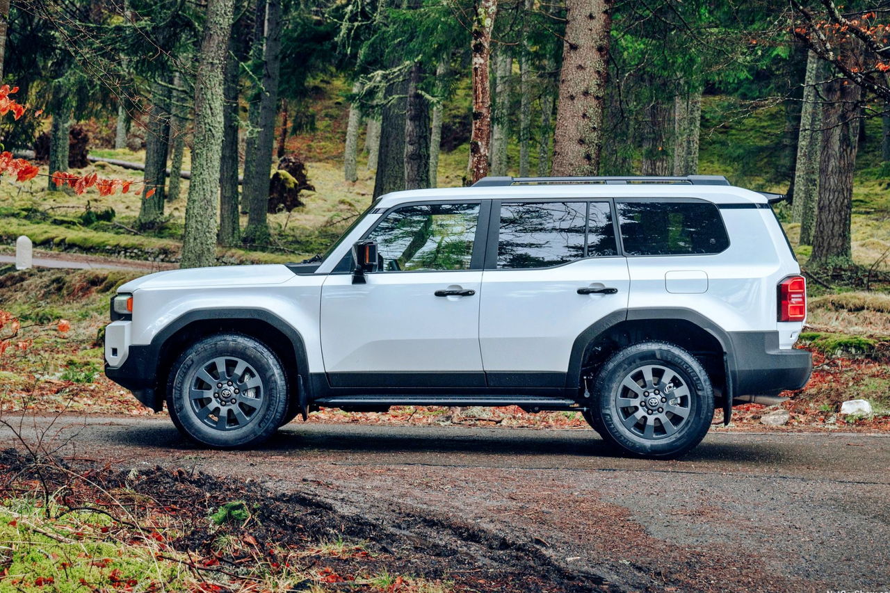 El nuevo Toyota Land Cruiser destaca por su robustez y diseño imponente.