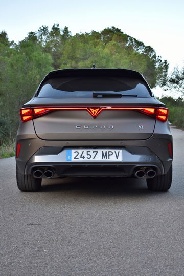 Vista trasera del Cupra León 2024 con un diseño agresivo y detalles distintivos.