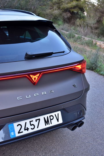 Vista trasera del Cupra León 2024, destacando su diseño agresivo y deportivo.