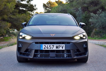 El nuevo Cupra León combina un diseño agresivo con un rendimiento excepcional. 