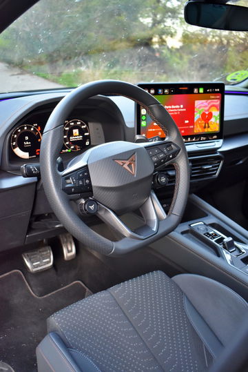 Imagen del interior del Cupra León 2024, destacando su diseño moderno y tecnológico.