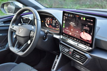 Interior moderno con pantalla táctil y volante deportivo del Cupra León.