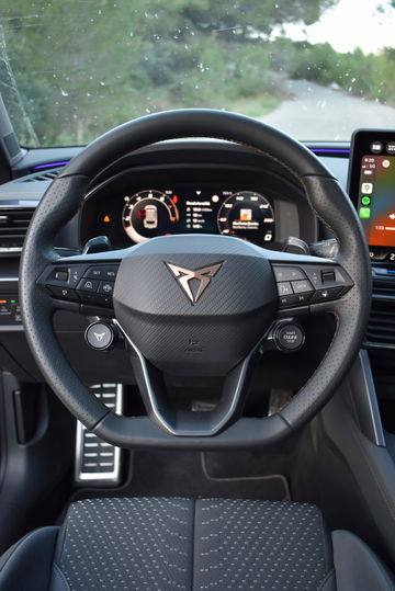 Vista del volante del Cupra León 2024, destacando su diseño deportivo y tecnología avanzada.