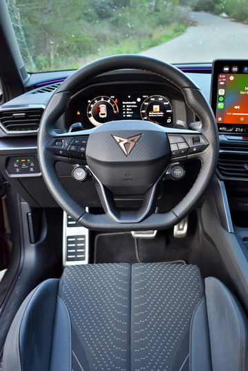 Interior del Cupra León 2024, muestra su volante y tecnología avanzada.