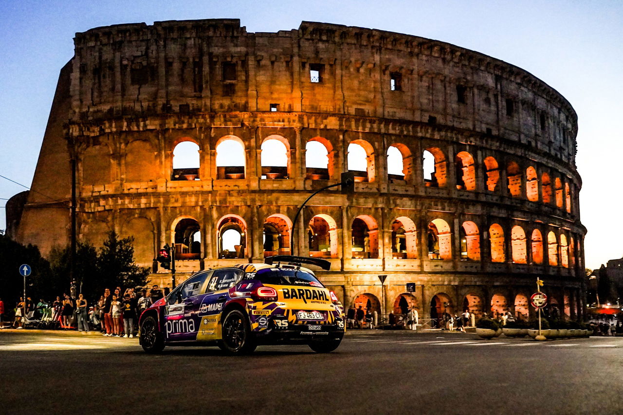 Rachele Somaschini compitiendo en WRC junto al icónico Coliseo de Roma.