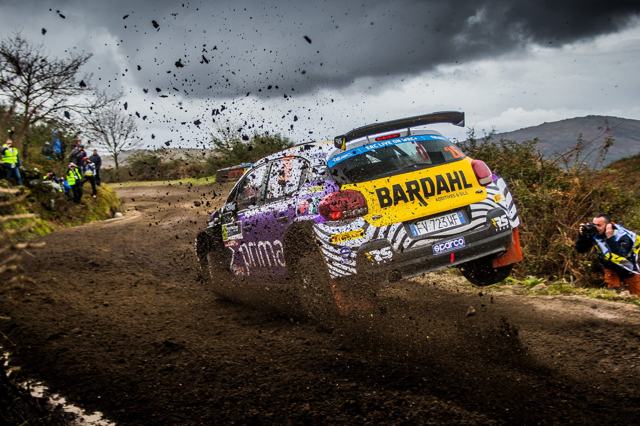 Rachele Somaschini salta en su coche, dejando huella en el rally.