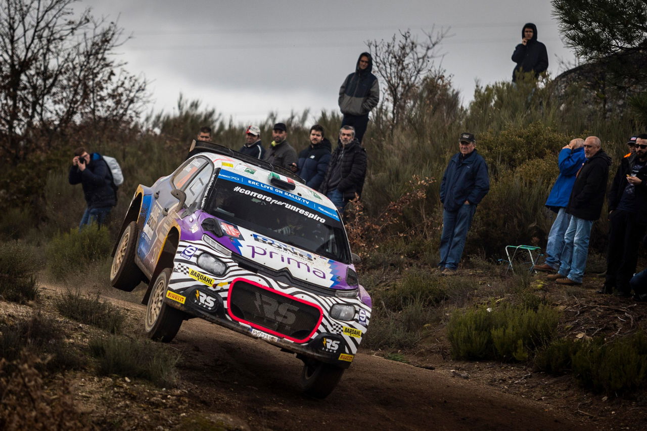 Rachele Somaschini compite en su coche, destacando en el WRC2.